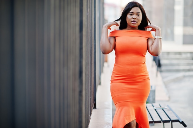 Afro-Amerikaanse vrouw model xxl in oranje jurk.