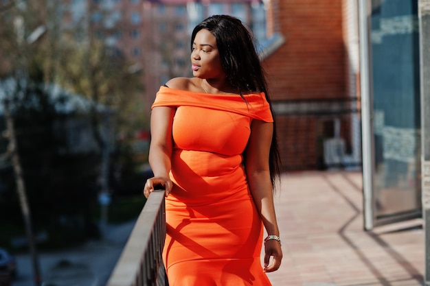 Afro-Amerikaanse vrouw model xxl in oranje jurk