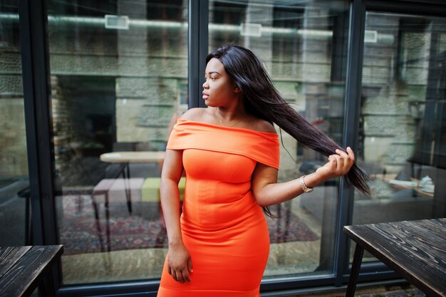 Afro-amerikaanse vrouw model xxl in oranje jurk