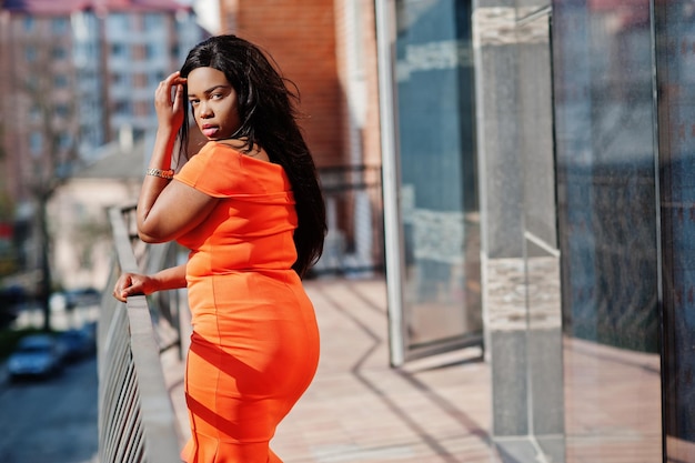 Afro-Amerikaanse vrouw model xxl in oranje jurk