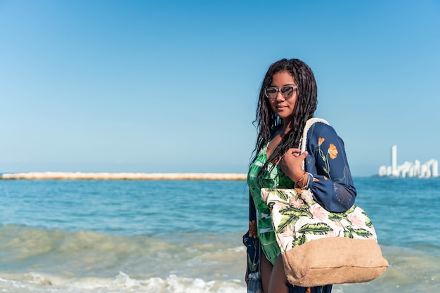 Afro-Amerikaanse vrouw op het strand op een zonnige dag