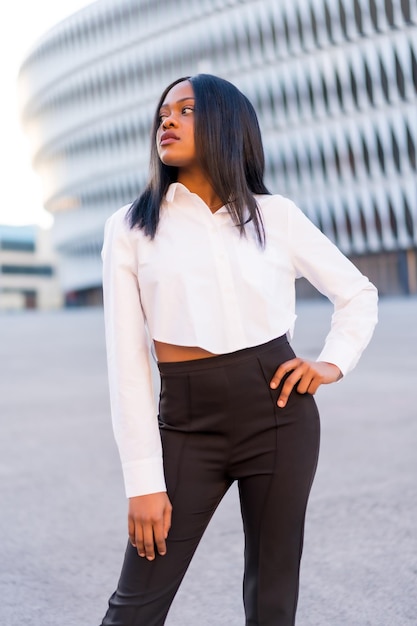 Afro-Amerikaanse vrouw poseren modefotografie zomer zonsondergang naar links kijkend