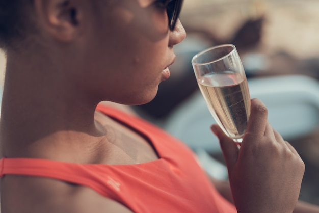 Afro-amerikaanse vrouw rust op river beach