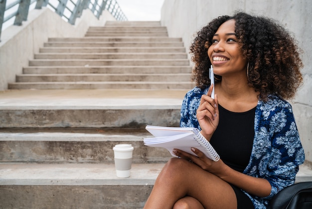 Afro-Amerikaanse vrouwen met notebook en pen.