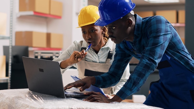 Afro-Amerikaanse werknemers lezen producten op laptop