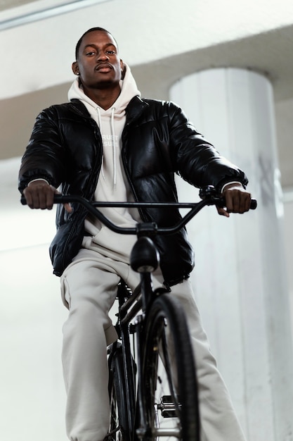 Foto afro-amerikaanse wielrenner zijn fiets laag zicht