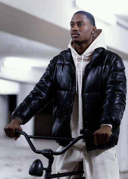 Foto afro-amerikaanse wielrenner zijn fiets