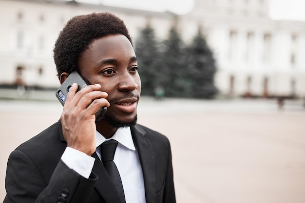 Afro-Amerikaanse zakenman die aan de telefoon spreekt