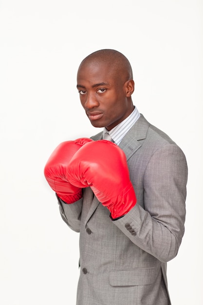 Afro-Amerikaanse zakenman met bokshandschoenen
