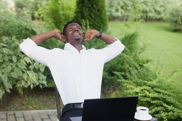 Afro-Amerikaanse zakenman werkt op een laptop in een café