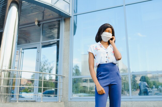 Afro-Amerikaanse Zakenvrouw Beschermend Masker Dragen