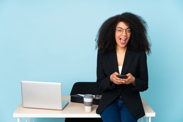 Afro-Amerikaanse zakenvrouw met behulp van een telefoon