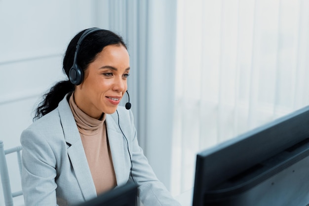 Foto afro-amerikaanse zakenvrouw met een headset die in een cruciaal kantoor werkt