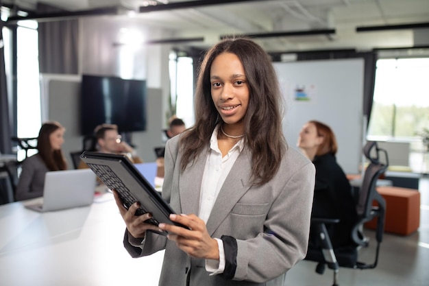 Afro-Amerikaanse zakenvrouw met een laptop op kantoor