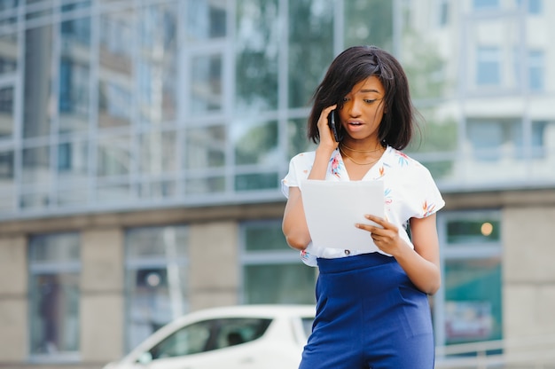 Afro-Amerikaanse zakenvrouw praten over een mobiele telefoon