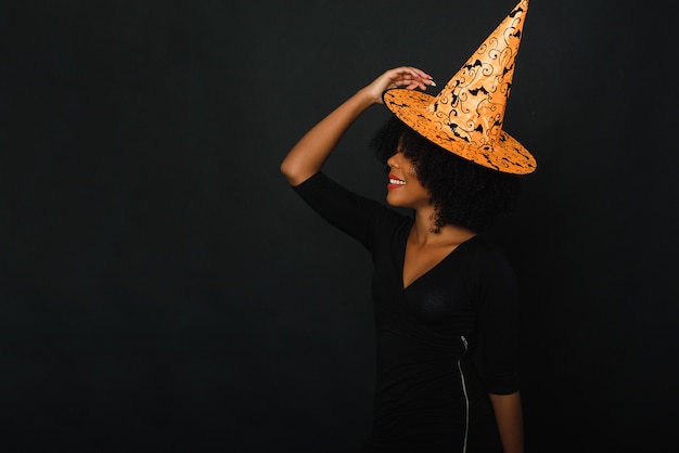 Afro-amerikaanse zwarte vrouw in halloween outfit in de studio op een zwarte achtergrond