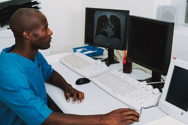 Afro arts onderzoekt scan van longen ct-diagnose.