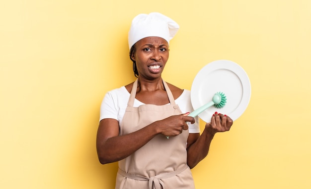 Photo afro black pretty woman washing dishes concept