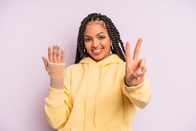 사진 머리 띠가 부러진 손 개념을 가진 아프리카 흑인 여성