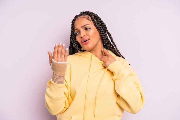 Foto donna afro nera con trecce concetto di mano rotta