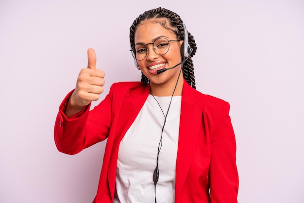 Foto donna afro nera con trecce concetto di telemarketing