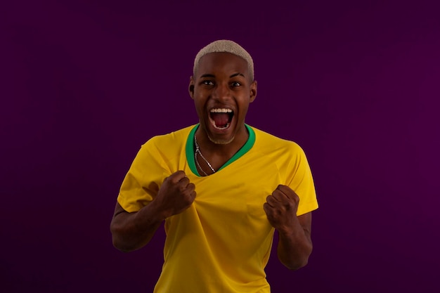 Афро-бразилец в футболке футбольной команды бразилии на кубке 2022 года в катаре