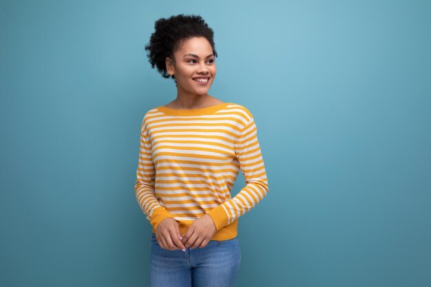 Foto afro brunette s latina giovane donna con coda di cavallo in abbigliamento casual su sfondo isolato