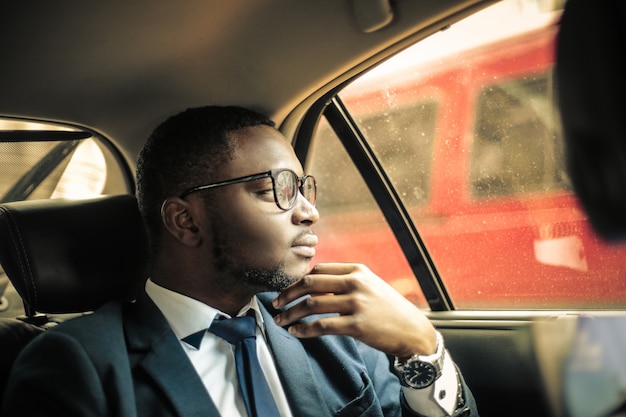 Photo afro businessman in a car