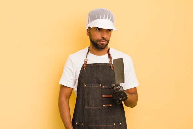 Afro-coole man voelt zich verdrietig, overstuur of boos en kijkt naar het concept van de zijslager