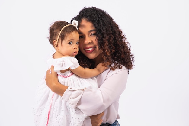 Afro-familie moeder en dochtertje lachend naar de camera gelukkig moederdag