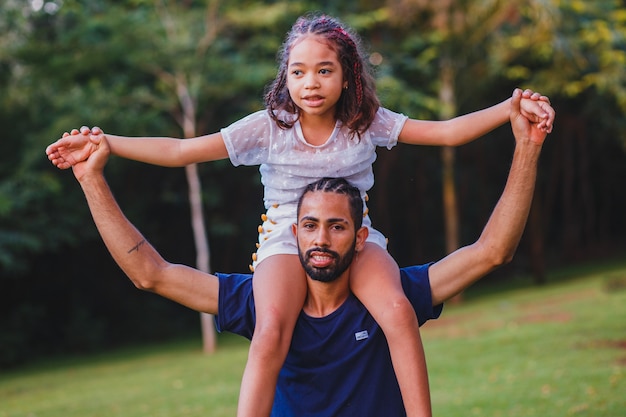 Photo afro father and daughter in the park