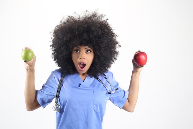 Афро женщина-врач с яблоками в руке на белом фоне