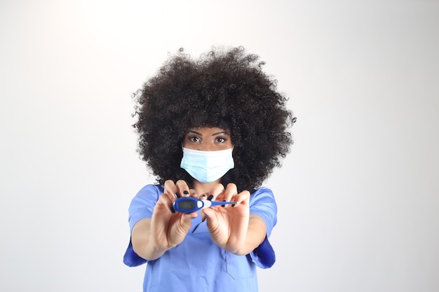アフロ女性医師、体温計、白い背景