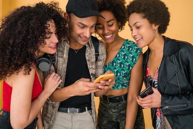 Foto afro amici che hanno in città.