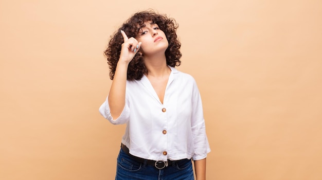 afro jong meisje tegen egale kleur muur