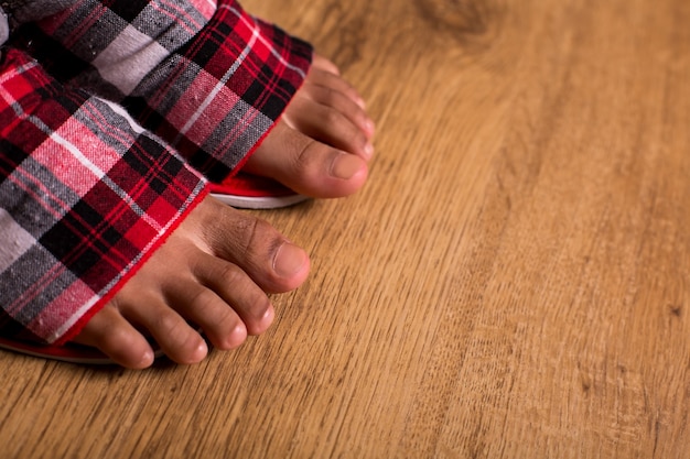 Afro-kindervoeten in pantoffels close-up van voeten in pantoffels lopen niet op blote voeten comfort en gemak