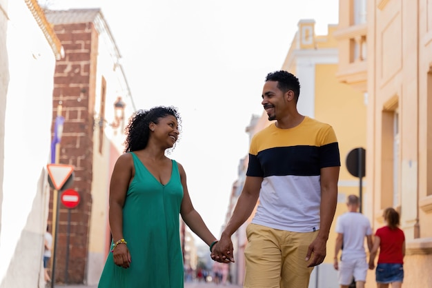 Afro latino coppia cammina per strada