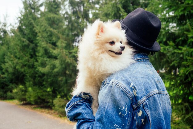 Afro man knuffelen zijn pluizige spits in park