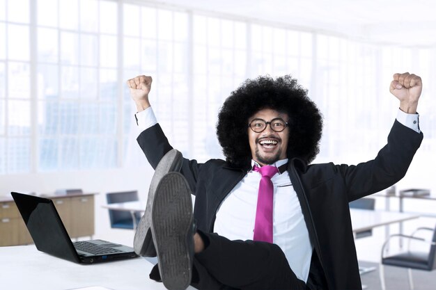 Photo afro manager celebrating his success