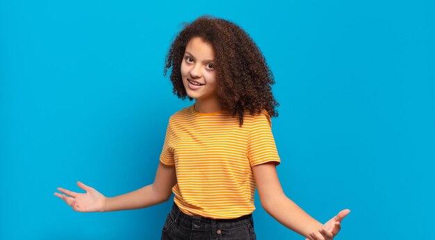 afro meisje geïsoleerd tegen egale kleur
