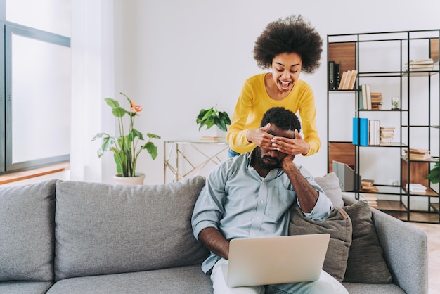 Afro-paar met een laptop thuis