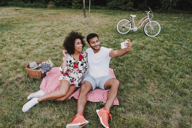 Afro Paar Selfie Op Een Picknick.