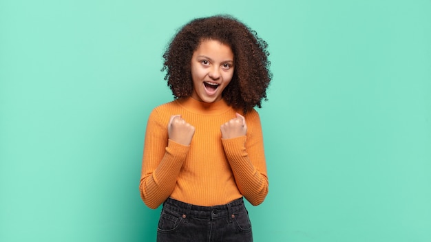 Afro-Spaanse meisje tegen geïsoleerde muur