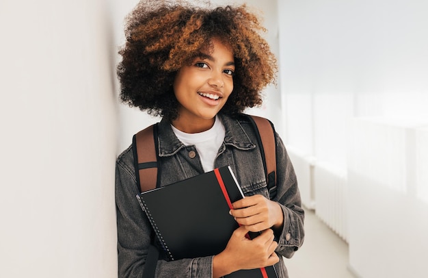 Photo afro student leaning on wall