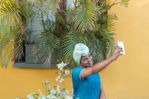 Afro-vrouw die een selfie maakt met haar mobiele telefoon