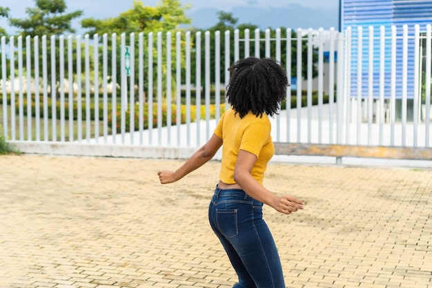 Afro-vrouw die in het park danst