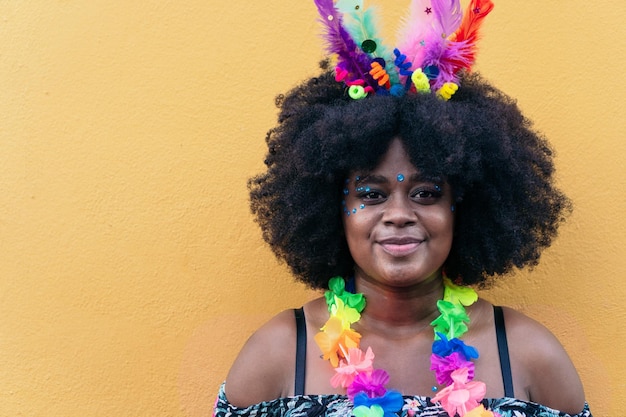Afro-vrouw die straatcarnaval viert