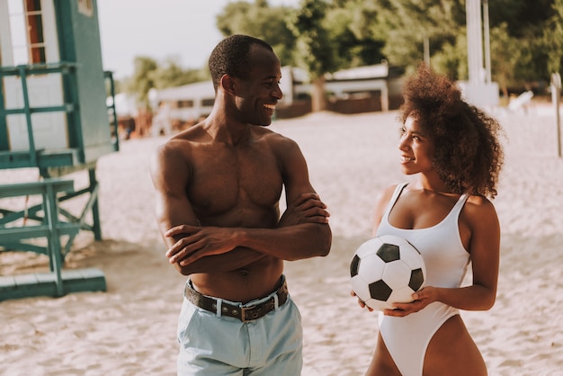 Afro vrouw flirten vriendje op Sunny Beach