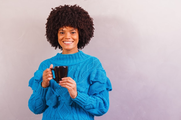 Afro-vrouw gekleed voor de winter