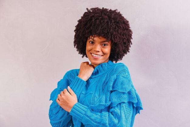 Afro-vrouw gekleed voor de winter